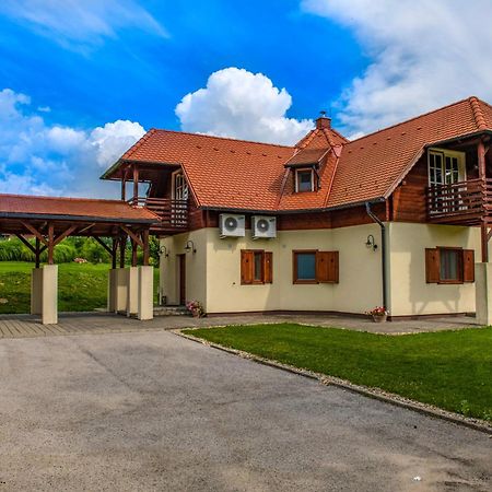 Szarvaskut Hotel Zirc Bagian luar foto