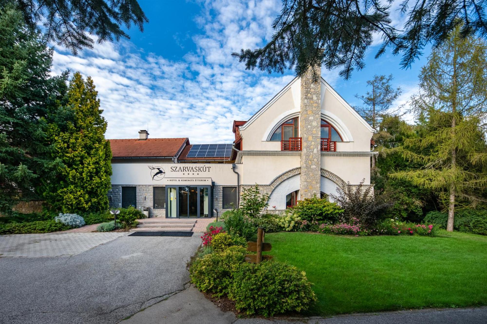 Szarvaskut Hotel Zirc Bagian luar foto