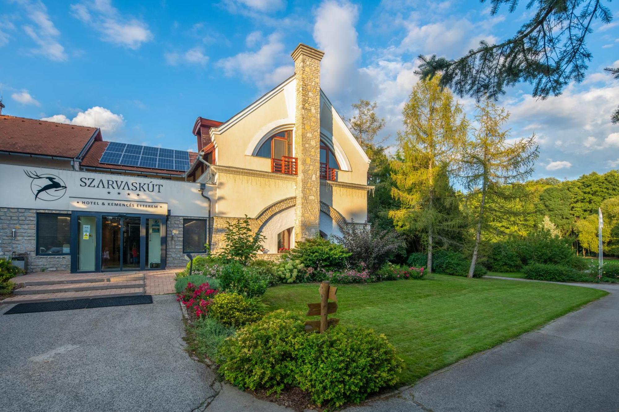 Szarvaskut Hotel Zirc Bagian luar foto