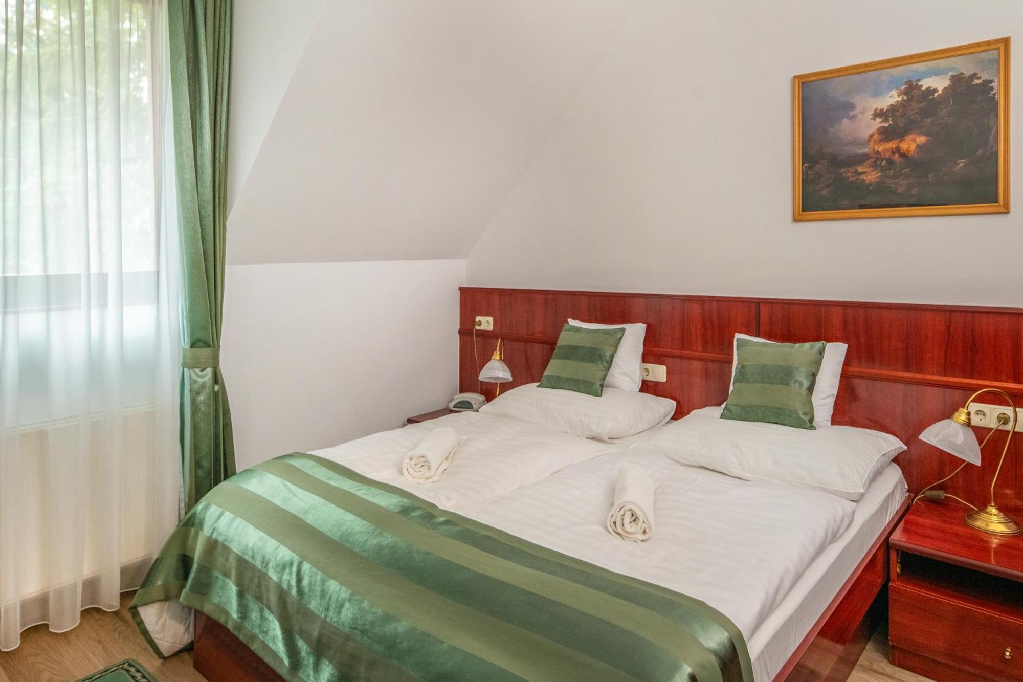 Szarvaskut Hotel Zirc Bagian luar foto