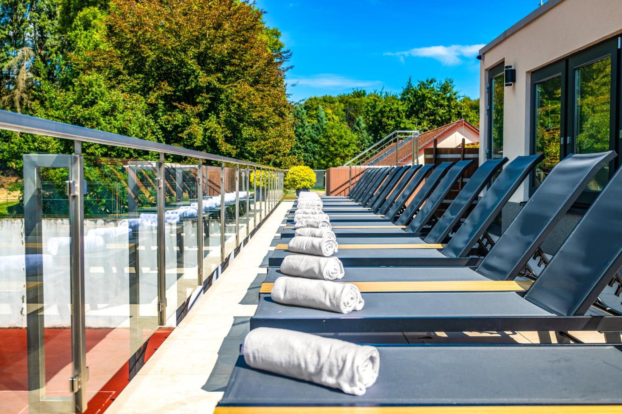 Szarvaskut Hotel Zirc Bagian luar foto
