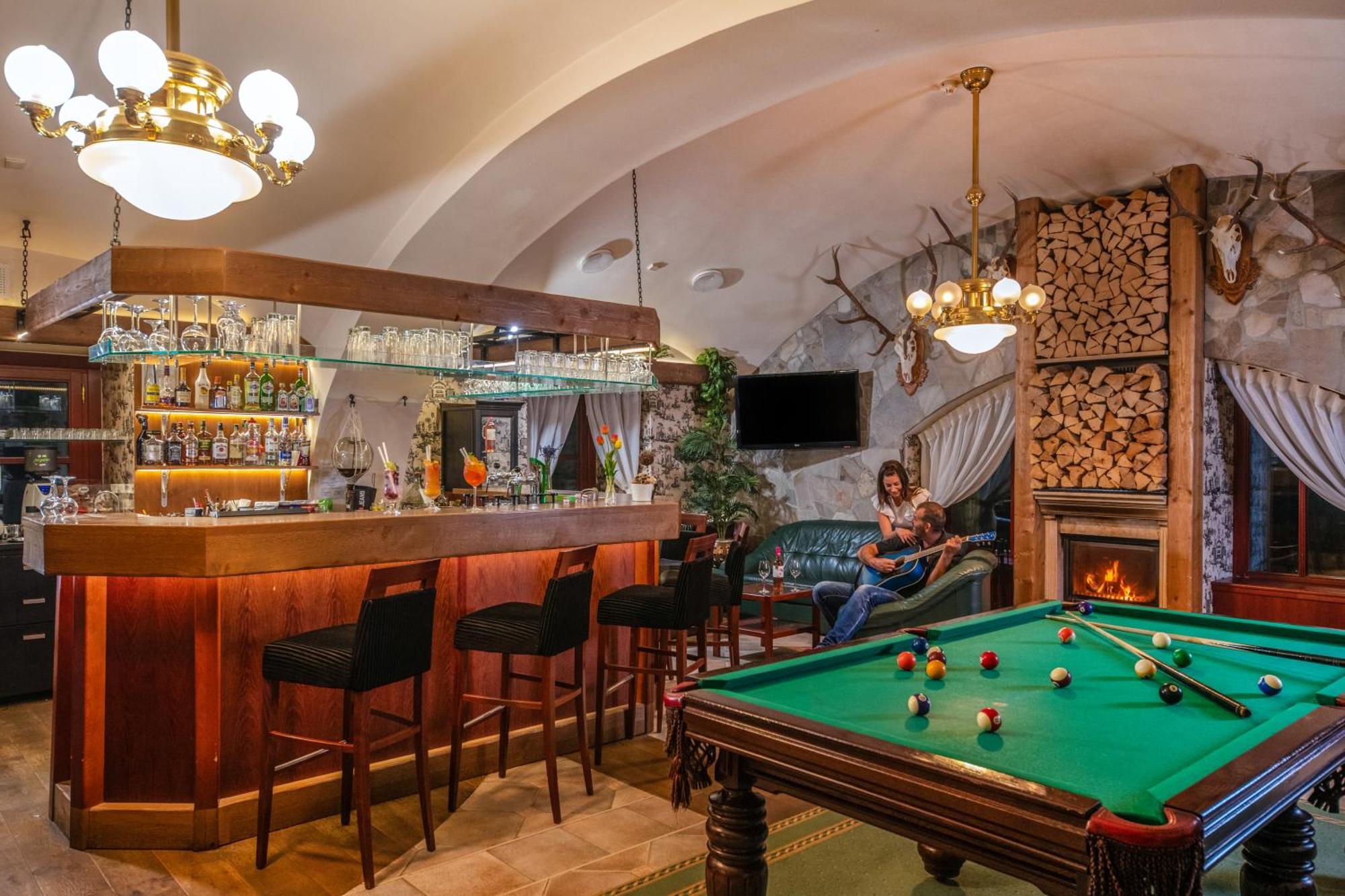 Szarvaskut Hotel Zirc Bagian luar foto
