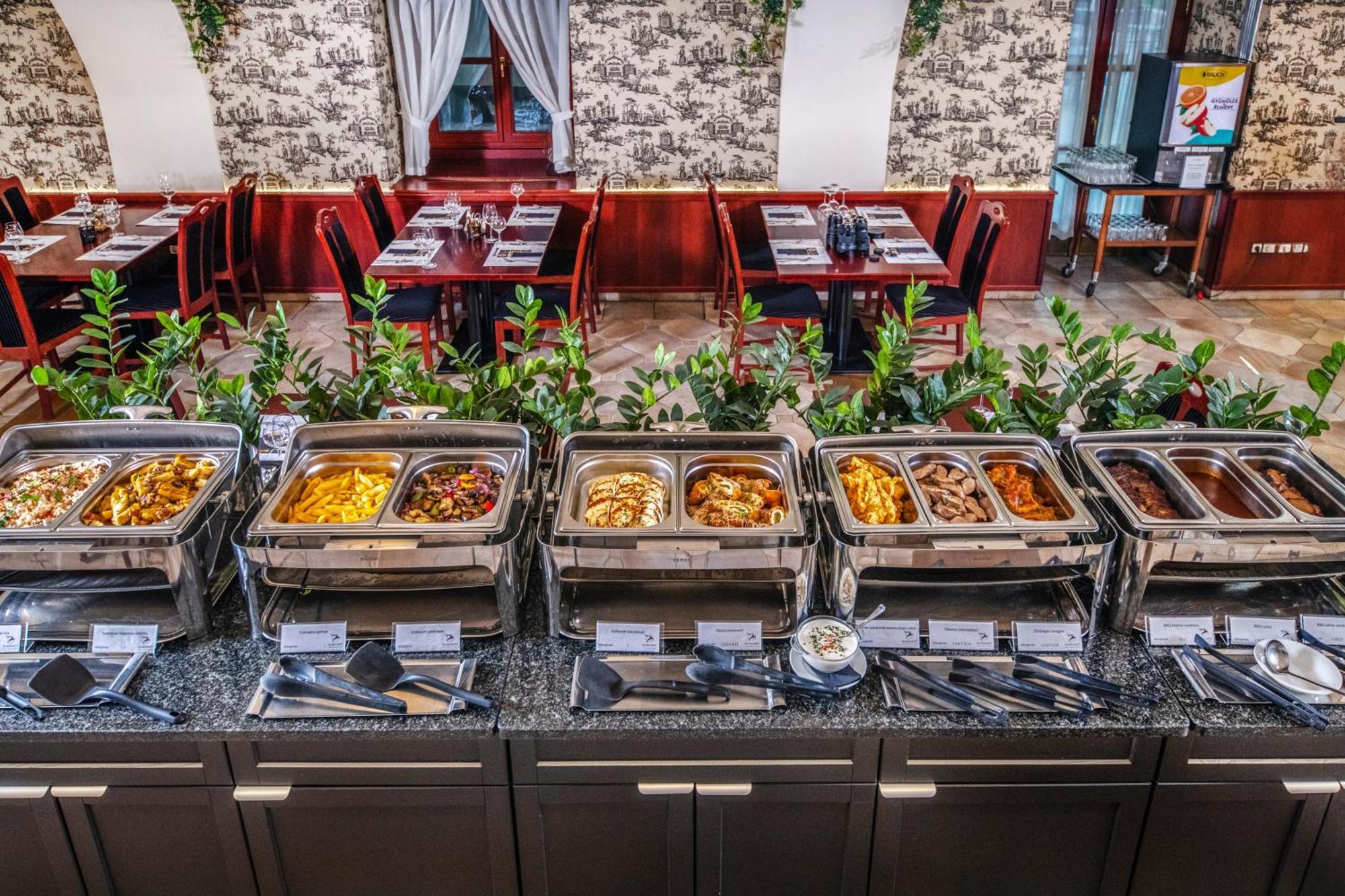Szarvaskut Hotel Zirc Bagian luar foto
