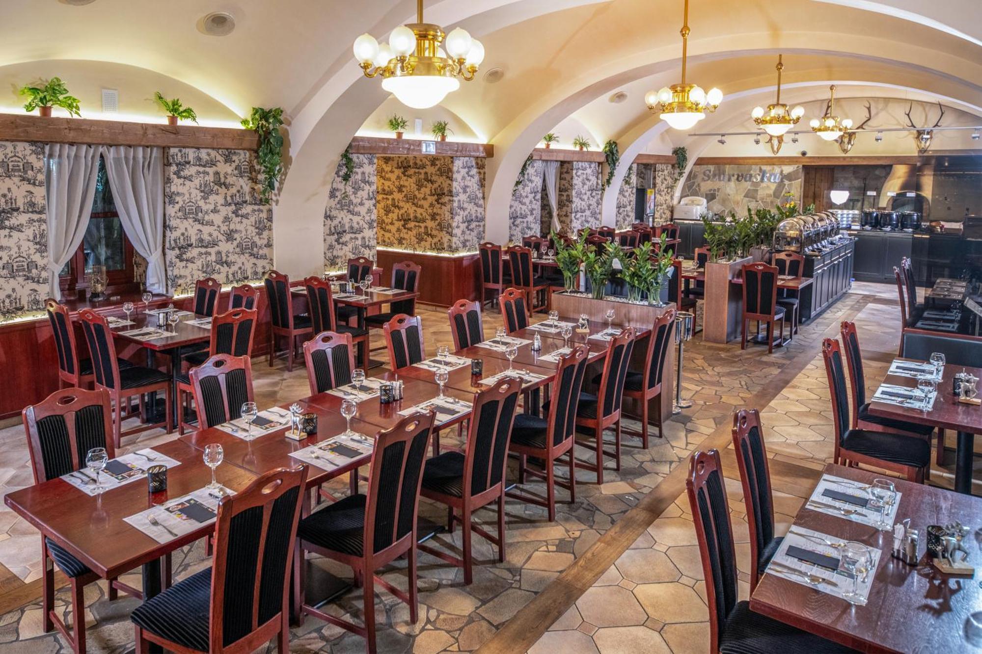 Szarvaskut Hotel Zirc Bagian luar foto