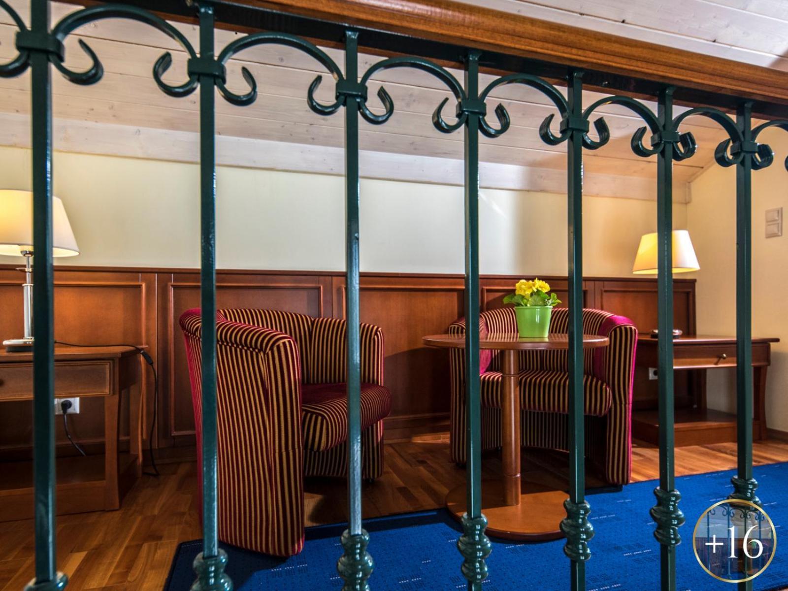 Szarvaskut Hotel Zirc Bagian luar foto
