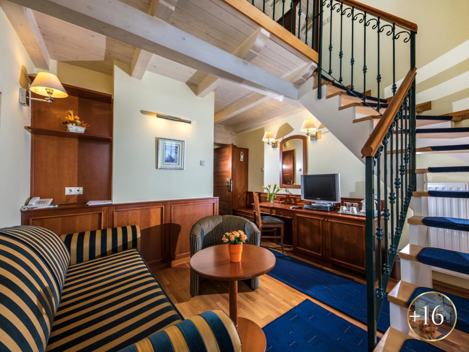 Szarvaskut Hotel Zirc Bagian luar foto
