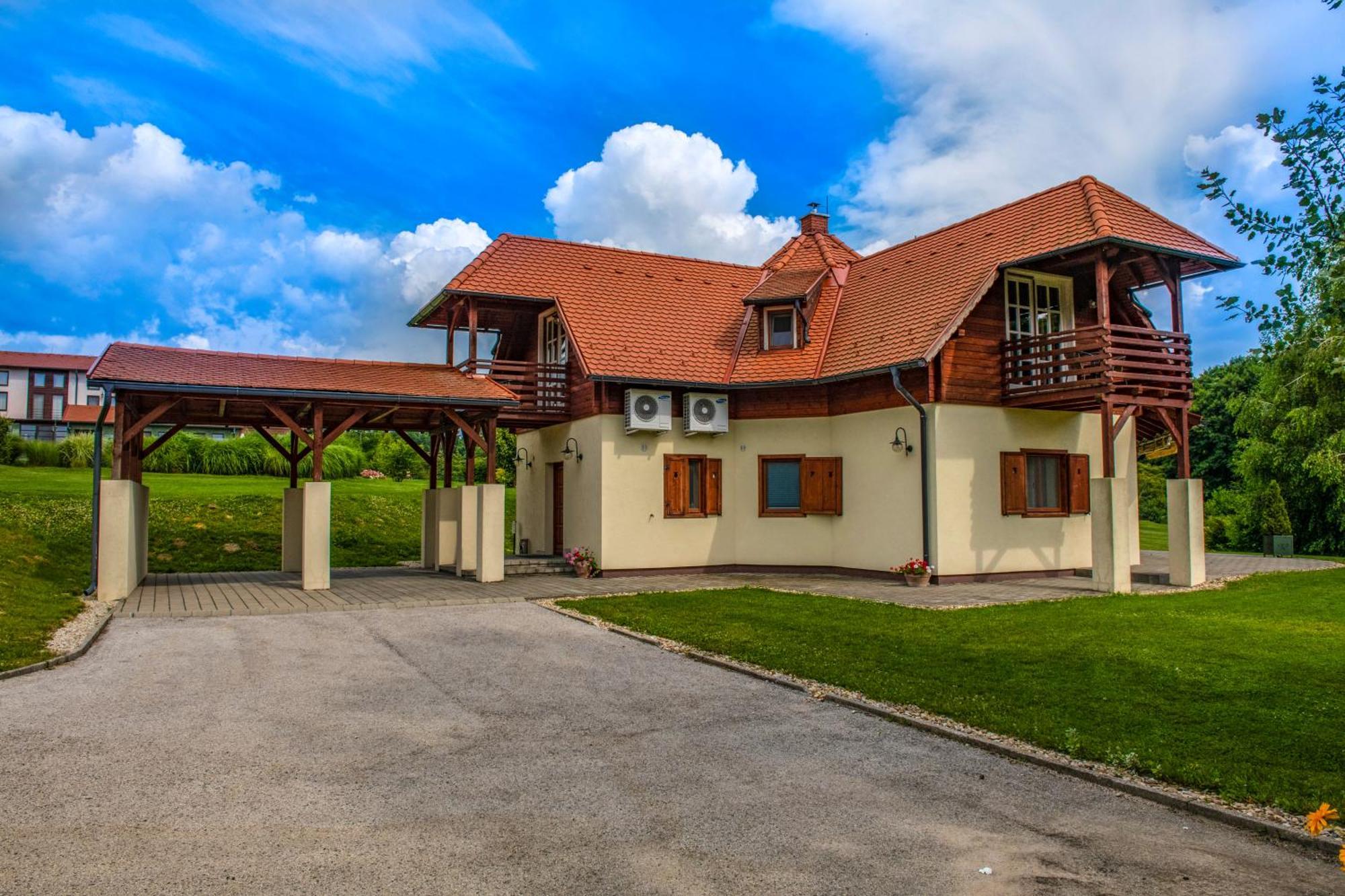 Szarvaskut Hotel Zirc Bagian luar foto